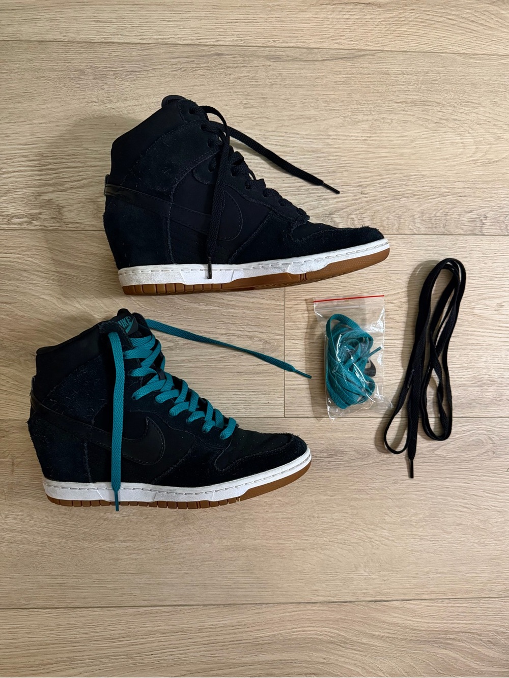 Like new Women’s 9.5 Nike Dunk Sky Hi Black with Gum bottom